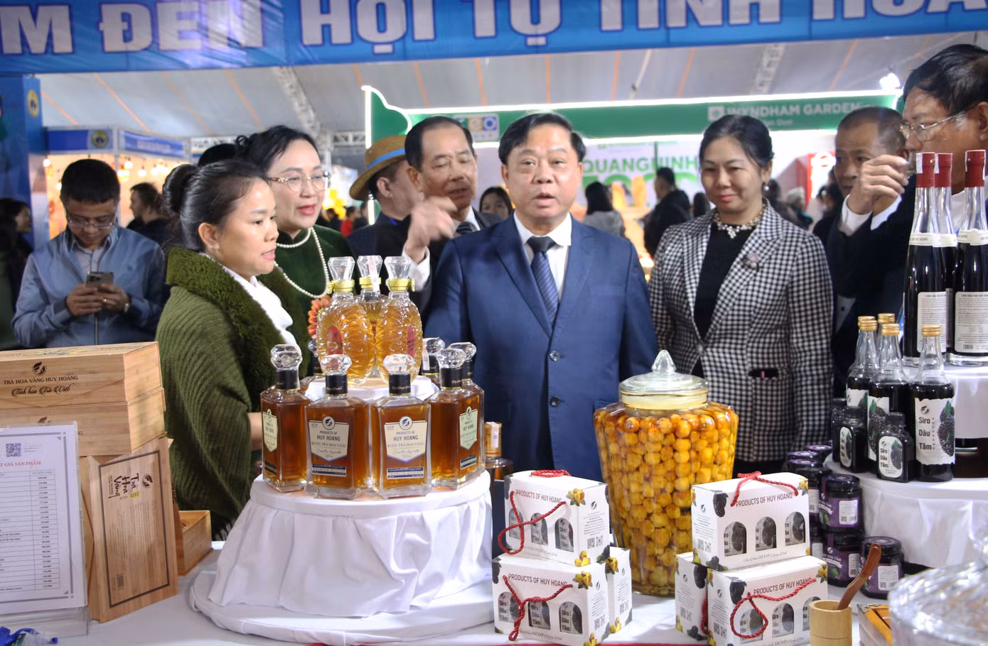 Ông Phạm Văn Thủy - Phó Cục trưởng Cục Du lịch quốc gia Việt Nam và đại diện lãnh đạo các sở ngành tham dự liên hoan ẩm thực.