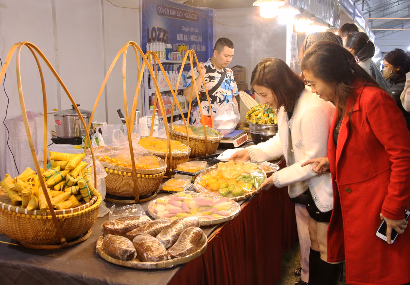 Du khách thích thú với các loại bánh được trưng bày tại liên hoan ẩm thực.
