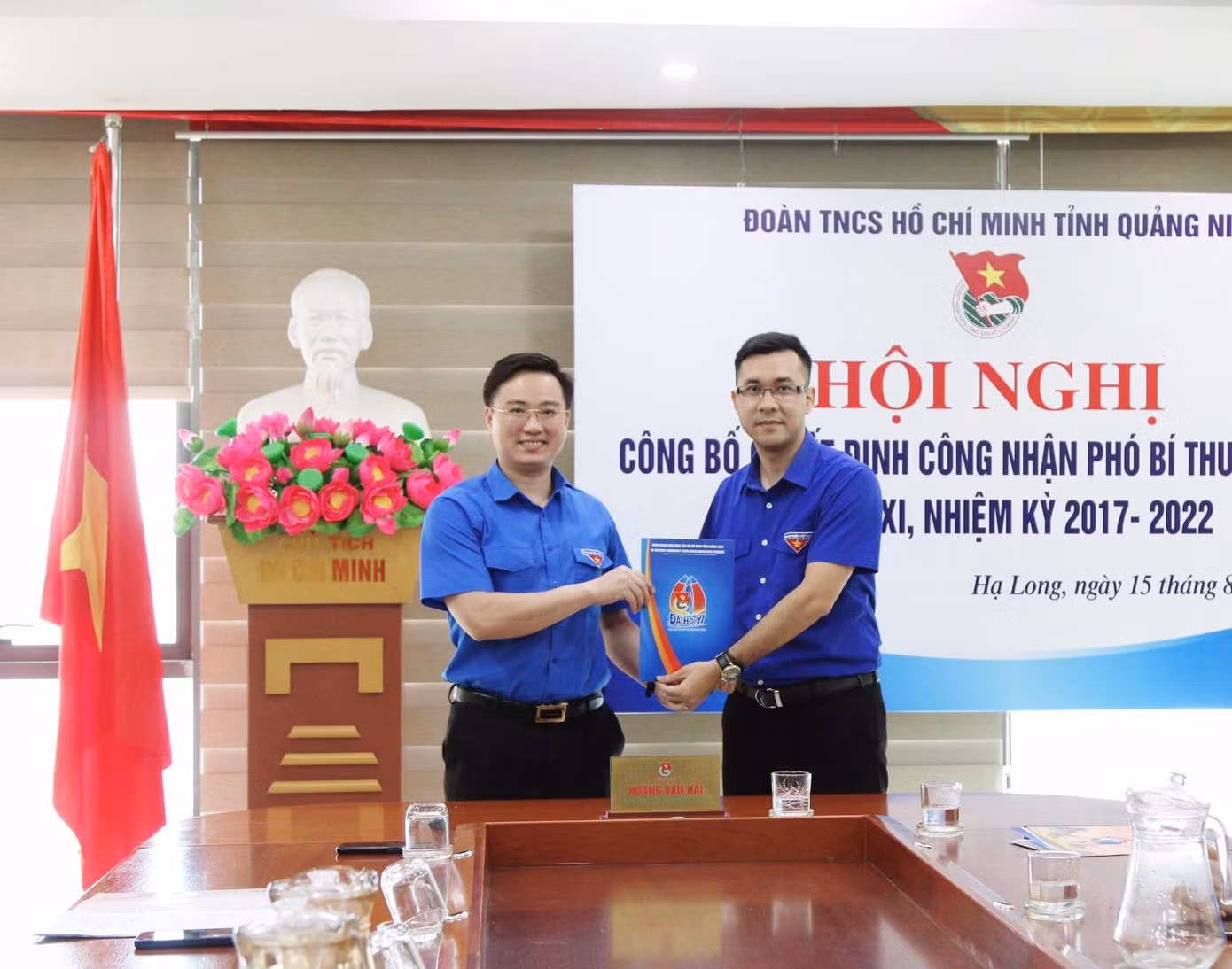 Anh Hoàng Văn Hải, Bí thư Tỉnh Đoàn (bên trái) trao quyết định của Ban Bí thư Trung ương Đoàn về việc công nhận Phó Bí thư Tỉnh Đoàn Quảng Ninh khóa XI, nhiệm kỳ 2017-2022 đối với anh Nguyễn Thế Minh (bên phải).