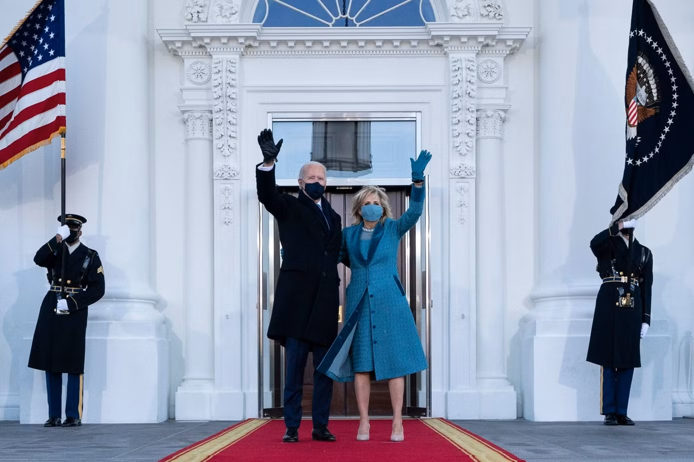 Vào lễ nhậm chức của Tổng thống Joe Biden năm 2021, bà Jill chọn trang phục màu xanh đại dương. Alexandra O'Neill, nhà thiết kế tạo ra bộ đồ, tiết lộ màu sắc mà Đệ nhất phu nhân Mỹ yêu cầu để biểu thị sự tin tưởng, tự tin và bền vững. Ảnh: EPA-EFE.