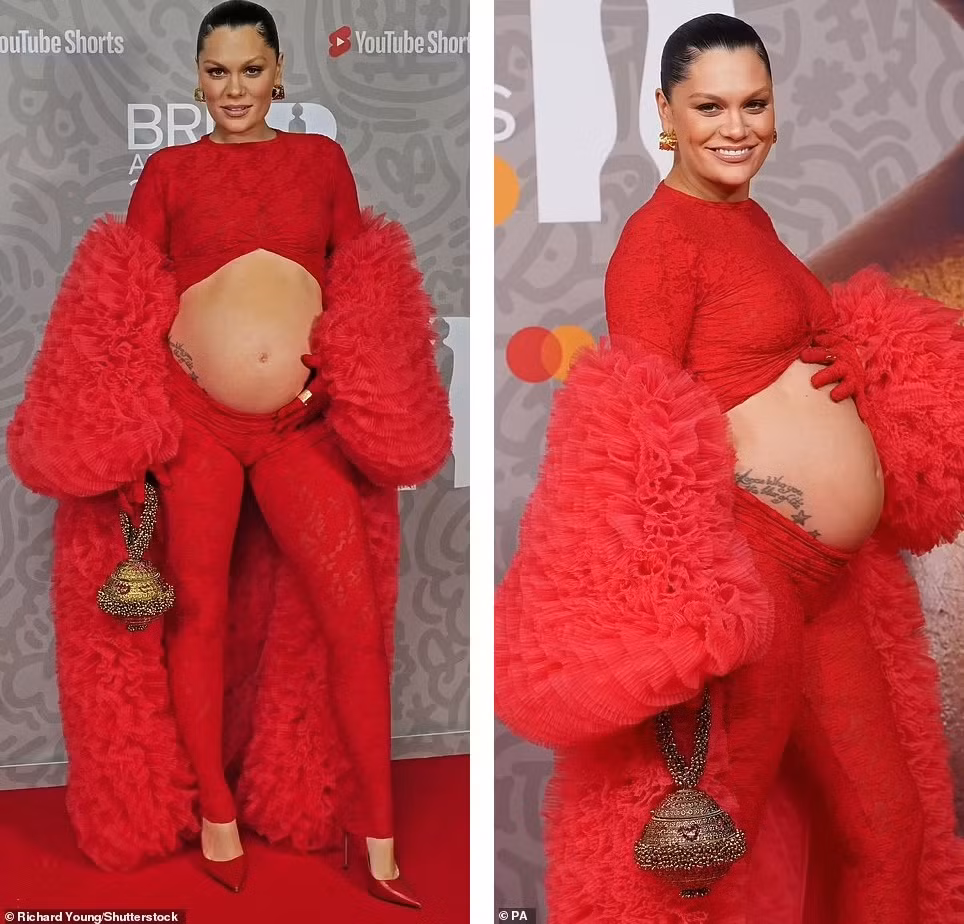 Ngoài để lộ bụng bầu, set đồ của Jessie J không được đánh giá cao vì phần quần trông khá phản cảm. Bên cạnh đó, màu trùng với thảm đỏ khiến nữ ca sĩ như bị nhấn chìm. Ảnh: Shutterstock/PA.