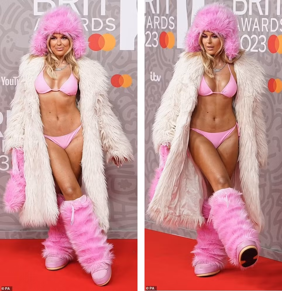 Tallia Storm bị chê vô duyên, ngớ ngẩn khi diện bikini kết hợp boot, mũ và áo khoác lông giống chó poodle. Set đồ "ngoài đông, trong hè" được cho là không phù hợp với sự kiện thảm đỏ. Ảnh: PA.