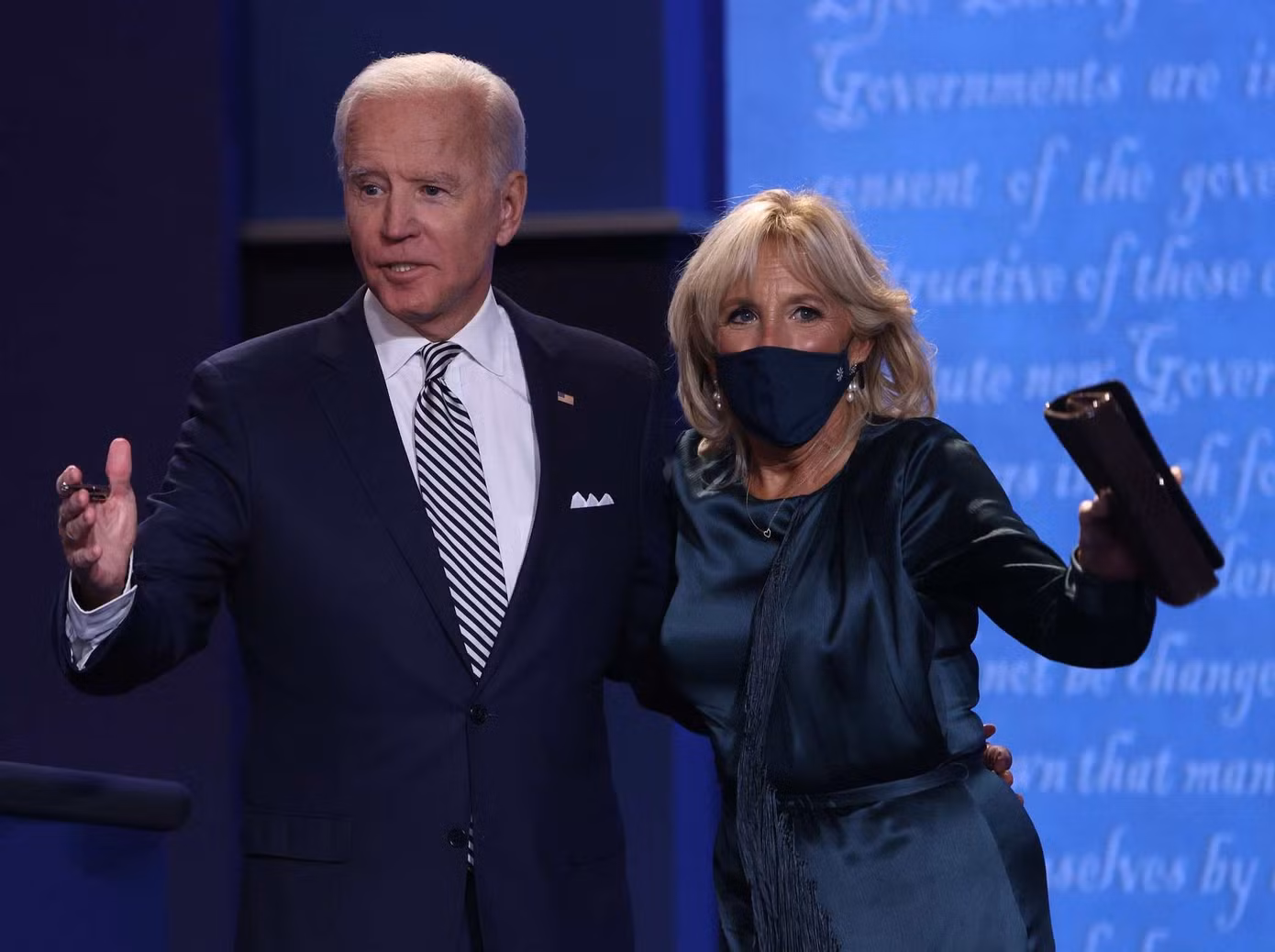 Chiếc váy xanh lá rừng của Gabriela Hearst được bà Jill Biden mặc trong cuộc tranh luận đầu tiên của ông Biden và Tổng thống Mỹ Donald Trump vào tháng 9/2020 mang thông điệp về sự bền vững. Chiếc váy có tên Kelley, làm từ vật liệu tái chế, là một phần cốt lõi trong triết lý thương hiệu của Hearst. Bà Jill Biden từng mặc nó nhiều lần, bao gồm sự kiện từ thiện năm 2017 và xuất hiện trên kênh truyền hình cáp MSNBC vào tháng 2/2020. Ảnh: SCMP.