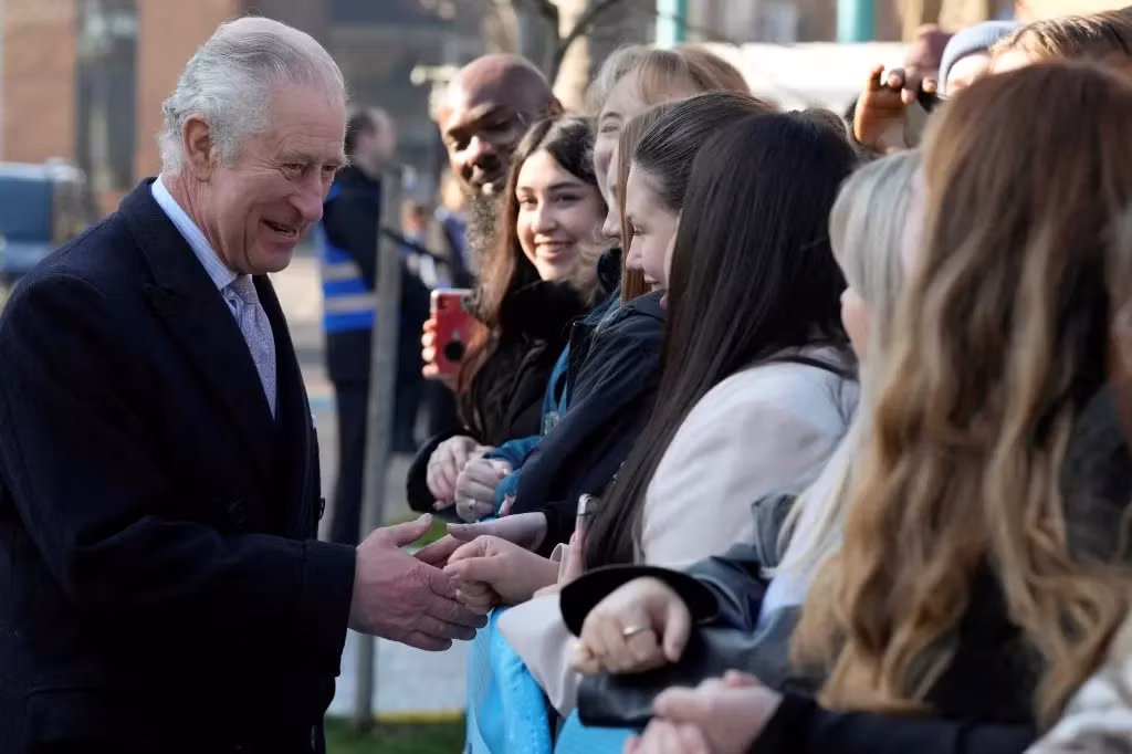 Vua Charles bắt tay sinh viên Đại học East London. Ảnh: Reuters.