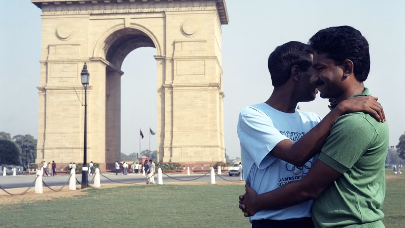 Bức ảnh hai người đàn ông ôm nhau bên Cổng Ấn Độ. Ảnh: Sunil Gupta.