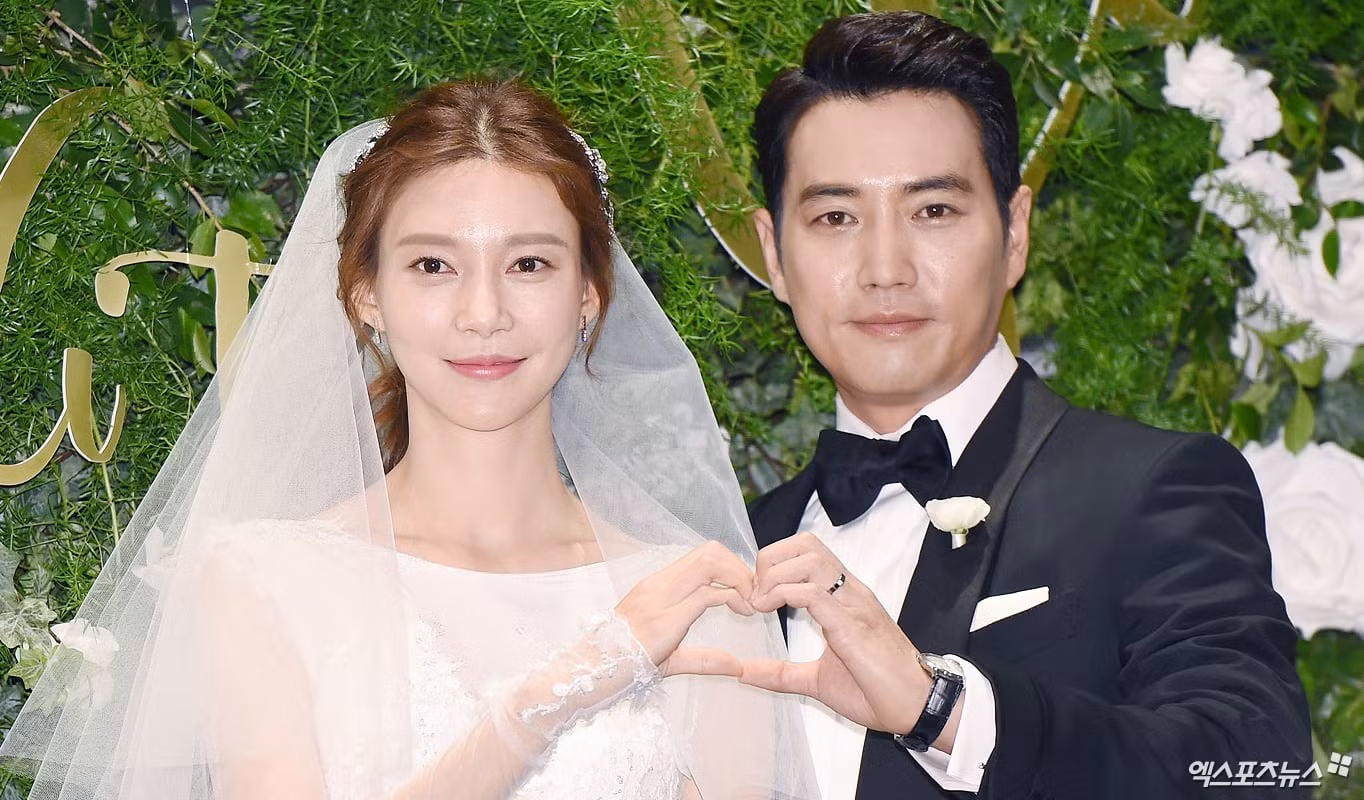 Cha Ye Ryun và Joo Sang Wook kết hôn ngày 25/5/2017 tại khách sạn Grand Walkerhill ở Seoul. Hai người gặp nhau lần đầu khi cùng hợp tác trong bộ phim truyền hình Glamourous Temptation năm 2015. Hai người chính thức hẹn hò vào tháng 3/2016. Hơn 2 năm sau, họ chào đón con gái đầu lòng.