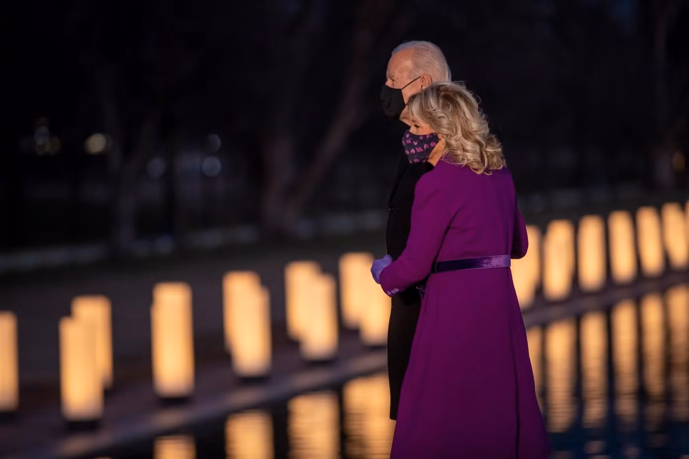 Jill Biden mặc váy và áo khoác màu tím từ bộ sưu tập mùa thu 2021 của Jonathan Cohen đến lễ tưởng niệm nạn nhân COVID-19 tại Đài tưởng niệm Lincoln ở Washington DC, vào tháng 1/2021. Insider nhận định trang phục này có thể thể hiện thông điệp đoàn kết nước Mỹ mà chồng bà kêu gọi. Màu tím được coi là đại diện của chế độ lưỡng đảng, vì kết hợp giữa màu xanh của đảng Dân chủ và màu đỏ của đảng Cộng hòa. Ảnh: EPA-EFE.