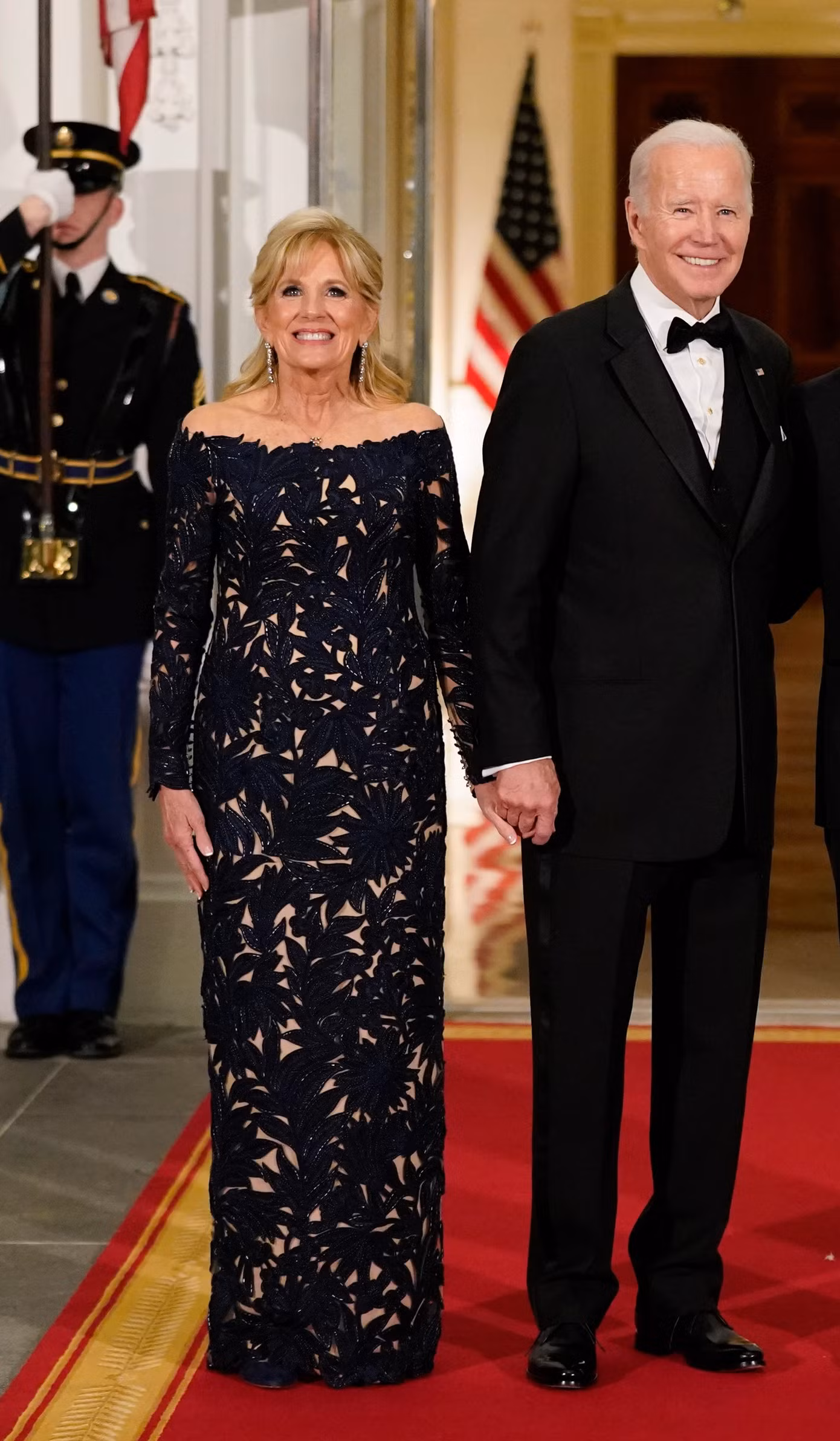 Trong bữa tiệc tiếp đón Tổng thống Pháp Emmanuel Macron và phu nhân Brigitte Macron tại Washington DC, bà Jill chọn đầm trễ vai họa tiết ren hoa màu xanh hải quân của Oscar de la Renta. Trang phục hoàn hảo cho chủ đề của bữa tối cấp nhà nước là đỏ, trắng và xanh lam, tượng trưng cho cờ Mỹ và Pháp. Ảnh: AP.
