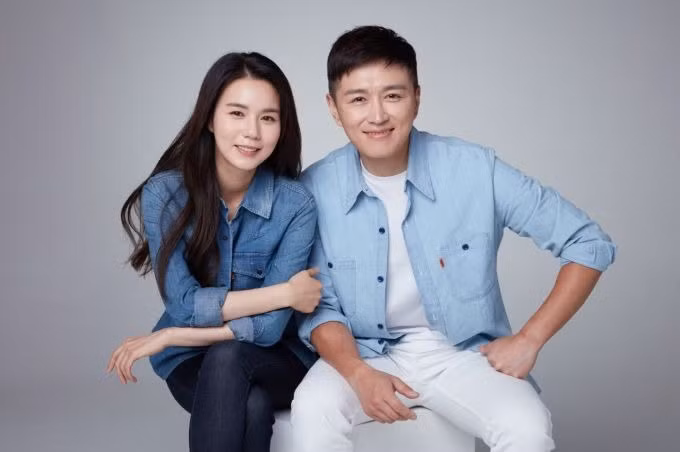 Park Si Eun và Jin Tae Hyun đều là những diễn viên kỳ cựu của Hàn Quốc. Họ gặp nhau trên trường quay bộ phim truyền hình Pure Pumkin Flower (2010). Hai ngôi sao bắt đầu hẹn hò cùng năm. 5 năm sau, vào tháng 7/2015, chuyện tình của họ được hợp pháp hóa bằng hôn lễ ngọt ngào. Cặp đôi cùng nhau nhận nuôi con gái vào năm 2019. Park Si Eun hai lần mang thai nhưng đều không giữ được con. Dù vậy, cuộc hôn nhân của họ vẫn bền chặt sau gần một thập kỷ.