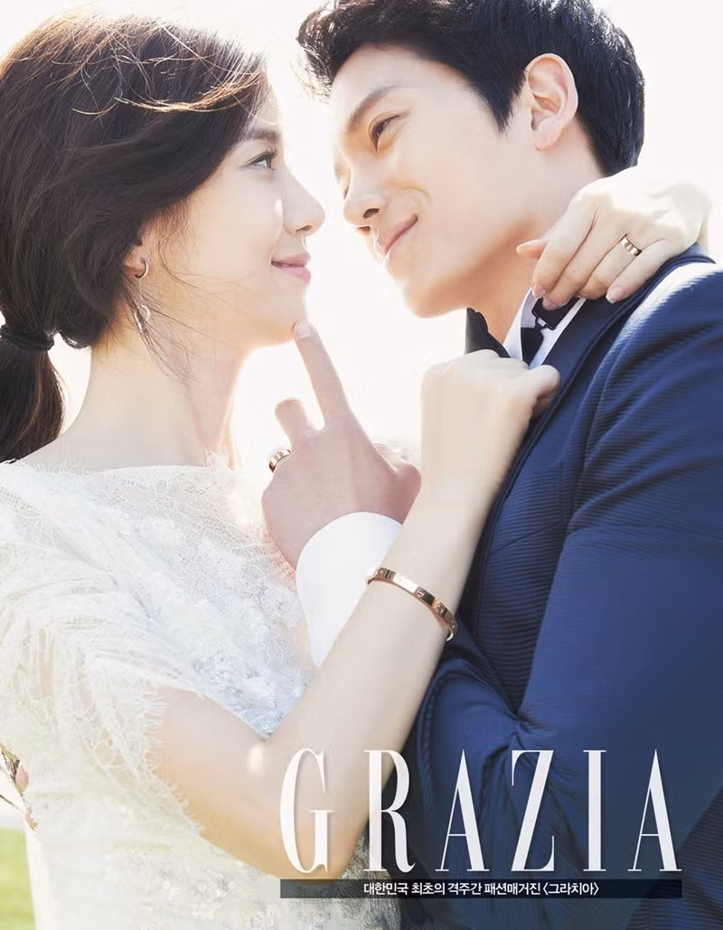 Ji Sung phải lòng Hoa hậu Hàn Quốc Lee Bo Young khi đóng chung phim Save the Last Dance for Me (2004). Sau thời gian dài kiên trì theo đuổi, tài tử sinh năm 1977 cũng chinh phục được người đẹp và công khai mối quan hệ năm 2007. Tháng 9/2013, họ bước vào lễ đường kết hôn. Cuộc hôn nhân càng trọn vẹn với hai con “đủ nếp, đủ tẻ”.