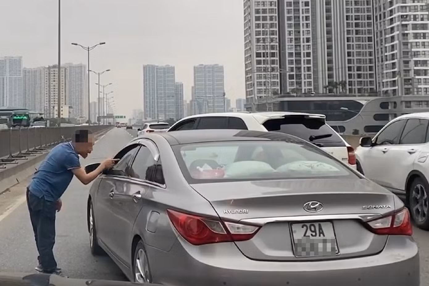 Tài xế xe Porsche chửi bới tài xế xe Hyundai. Ảnh cắt từ clip.