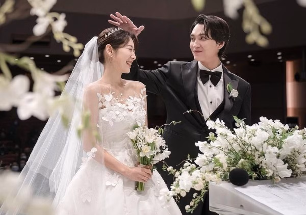 Choi Tae Joon và Park Shin Hye gặp nhau trên trường quay bộ phim truyền hình The King of Dramas năm 2012. Dù không phải cặp đôi chính, họ nảy sinh tình cảm và hẹn hò từ năm 2017. Chuyện tình “chị - em” có cái kết viên mãn bằng hôn lễ riêng tư vào ngày 22/1/2022. 4 tháng sau đó, họ chào đón con trai đầu lòng.