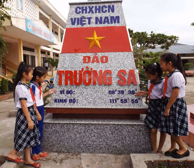 Bí thư thứ nhất T.Ư Đoàn thăm cột mốc Trường Sa ảnh 5