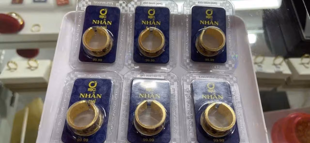 Giá vàng nhẫn giảm mạnh hơn giá vàng miếng trong sáng nay.