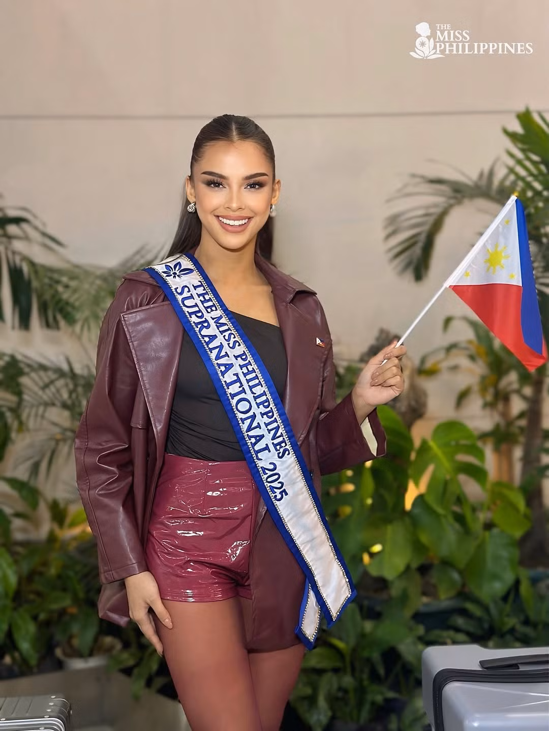 Đại diện Philippines - Tarah Valencia - được nhiều fan ra sân bay tiễn đi thi. Cô là ứng viên nổi bật ở khu vực châu Á. Tarah Valencia đã tốt nghiệp loại xuất sắc chuyên ngành Du lịch Quốc tế tại Đại học Baguio. Cô theo đuổi nhiều hoạt động bảo vệ môi trường, tổ chức các chiến dịch dọn dẹp khắp thành phố để truyền cảm hứng cho người dân địa phương và du khách.