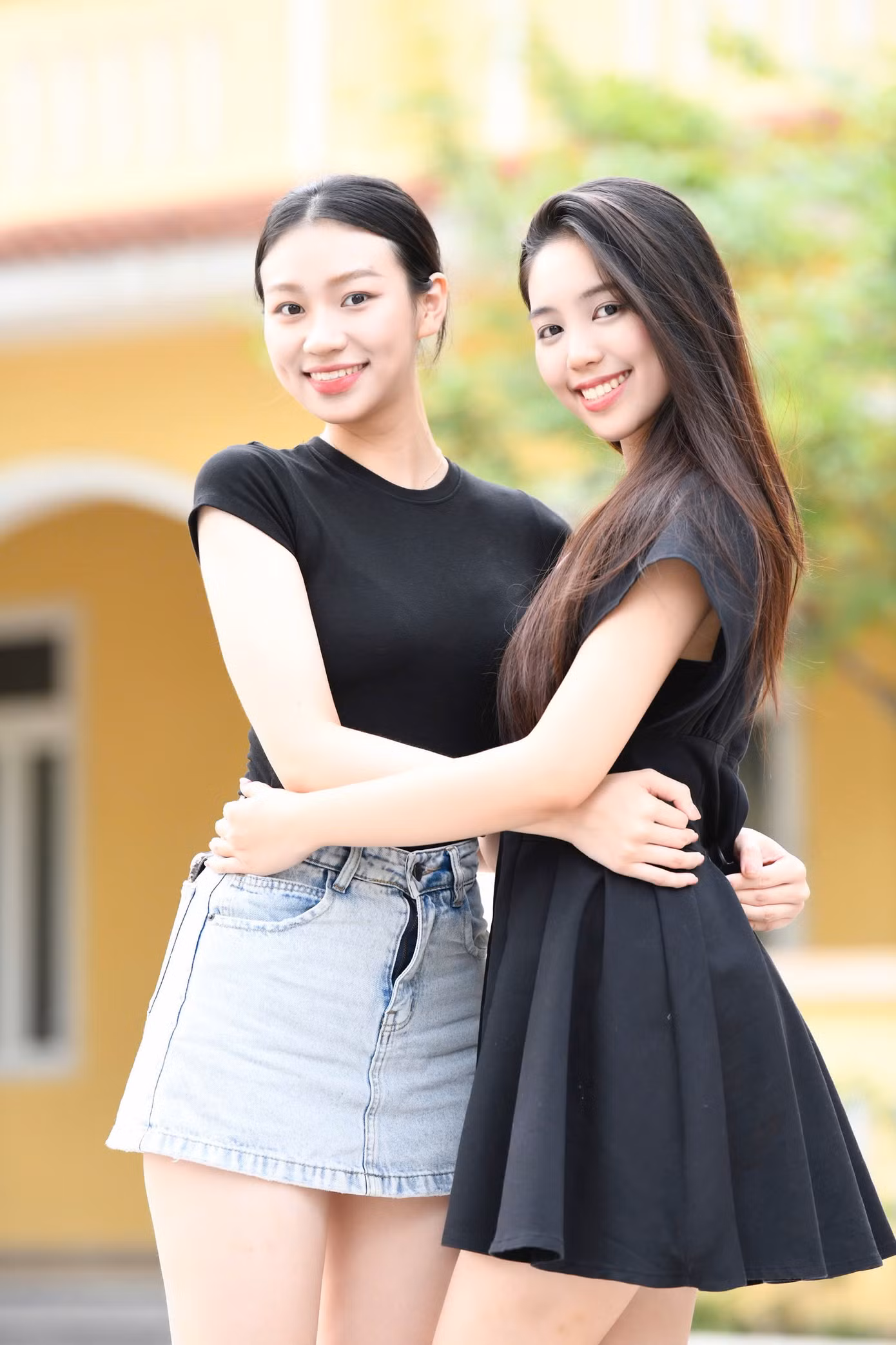 Tại nhà chung, Trần Ngọc Châu Anh và Trần Thị Huyền Cơ là hai người bạn thân. Họ đồng hành cùng nhau trong các hoạt động tập luyện, ngoại khóa ở cuộc thi. "Tôi đang nỗ lực hết sức trong chặng hành trình cuối để Hoa hậu Việt Nam 2024 là cột mốc đáng nhớ nhất trong thanh xuân của mình", Huyền Cơ chia sẻ.