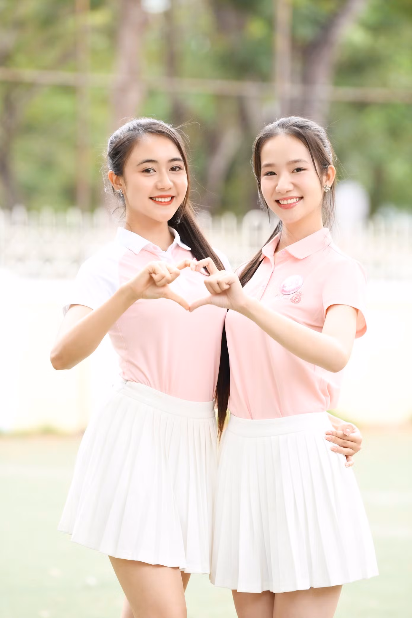 Hai thí sinh Lê Thị Mỹ Dung, Nguyễn Phương Nhi thu hút với vẻ đẹp trong trẻo, ngọt ngào. Mỹ Dung cho biết hành trình tại Hoa hậu Việt Nam 2024 là cột mốc đáng nhớ trong thanh xuân tươi đẹp của cô. Trong khi đó cô gái Huế Nguyễn Phương Nhi cảm thấy tự hào khi được trình diễn trên chính quê hương mình. Cô cũng cảm thấy tiếc nuối khi sắp phải chia tay các thí sinh.