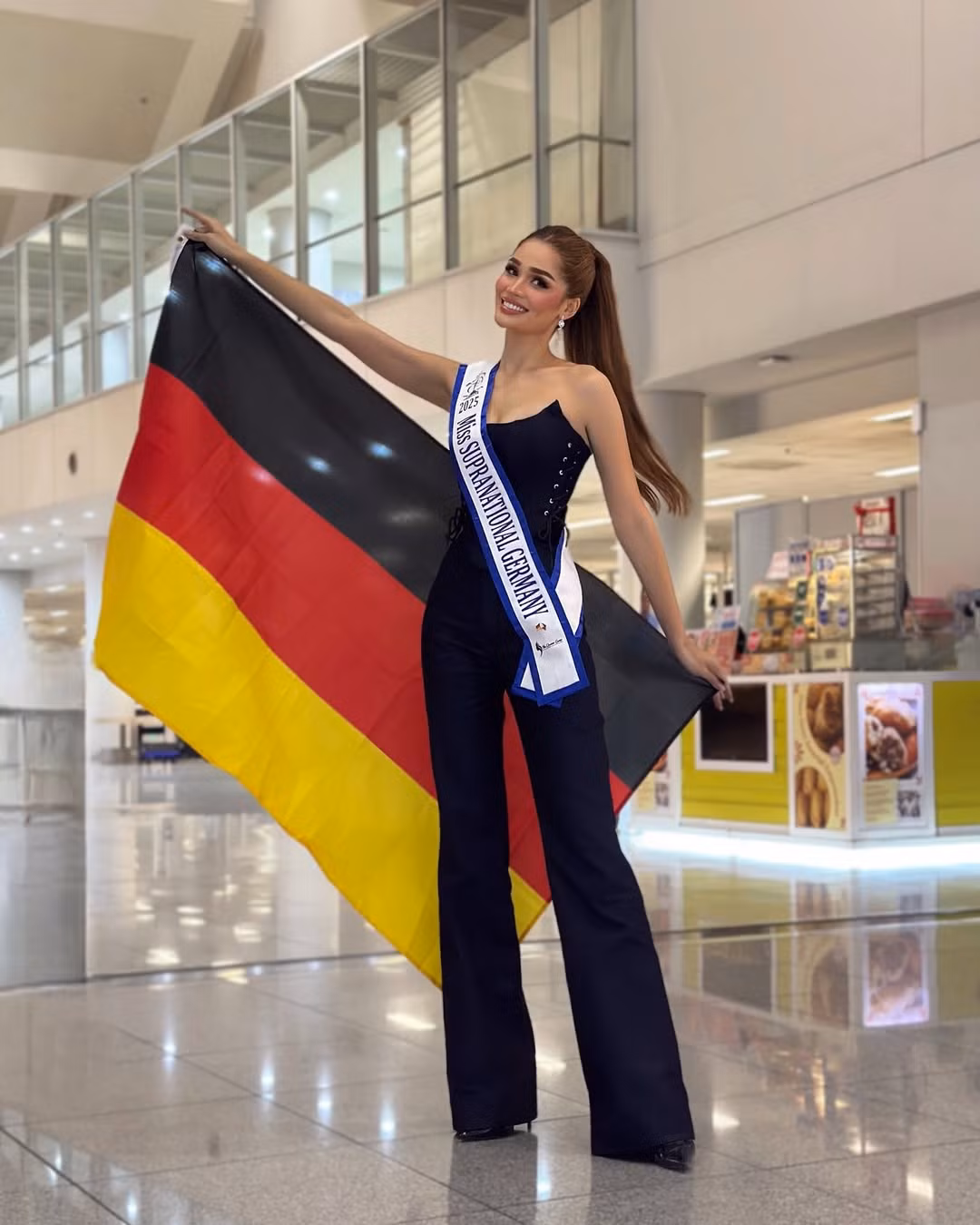 Đại diện Đức - Anna Valencia Lakrini - là ứng viên sáng giá của khu vực châu Âu. Anna có bằng về dinh dưỡng của Đại học Vienna và là một huấn luyện viên. Cô cũng là người mẫu, vận động viên chạy bộ, giáo viên tiếng Đức. Người đẹp theo đuổi dự án đấu tranh cho an ninh lương thực và chống lại tình trạng suy dinh dưỡng, đồng thời giúp đỡ những người sống lang thang trên đường phố.