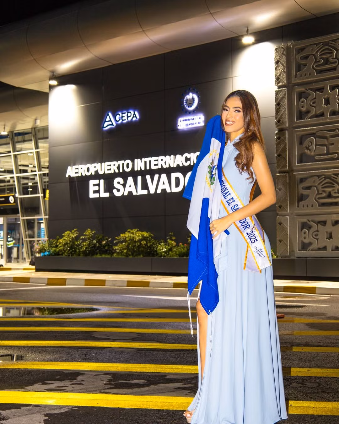 Đại diện El Salvador - Verónica Gaytán - rạng rỡ khi ra sân bay. Cô năm nay 23 tuổi, cao 1,76 m, là người mẫu, đã tốt nghiệp ngành Thiết kế chiến lược. Người đẹp từng đăng quang danh hiệu Reina de El Salvador 2024.