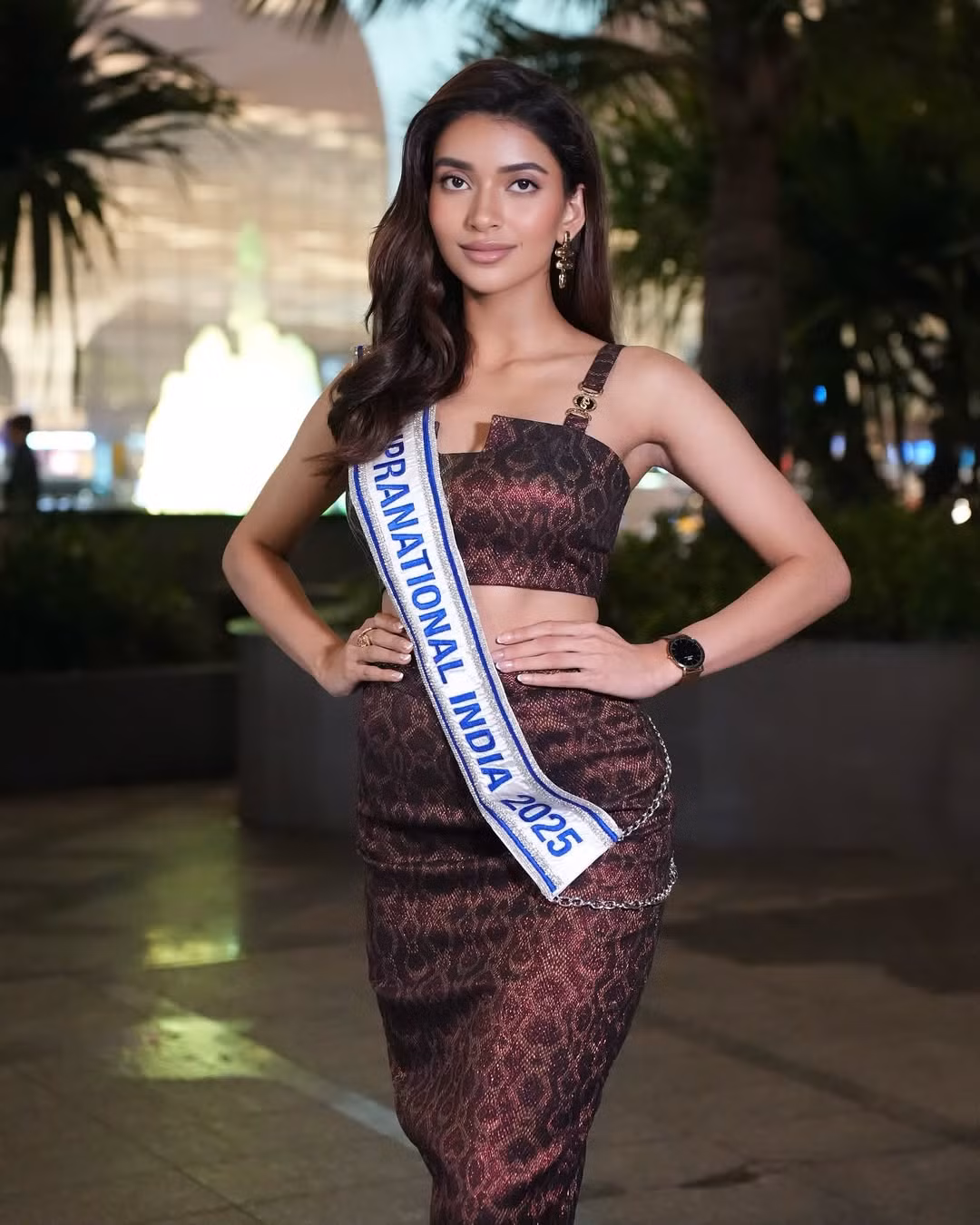 Đại diện Ấn Độ - Ayushree Malik - là ứng viên tiềm năng của khu vực châu Á. Cô diện trang phục họa tiết, khoe vòng eo thon khi ra sân bay sang Ba Lan dự thi Hoa hậu Siêu quốc gia 2025.