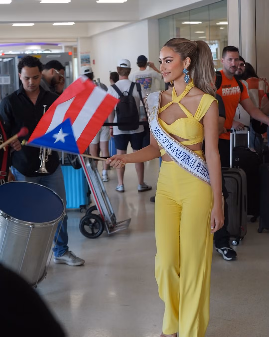 Đại diện Puerto Rico - Valerie Klepadlo - ứng viên sáng giá của khu vực châu Mỹ xuất hiện nổi bật ở sân bay trong bộ jumpsuit màu vàng, cắt xẻ sexy. Người đẹp năm nay 22 tuổi, đang theo học chương trình cử nhân chuyên ngành Thời trang và Tiếp thị.