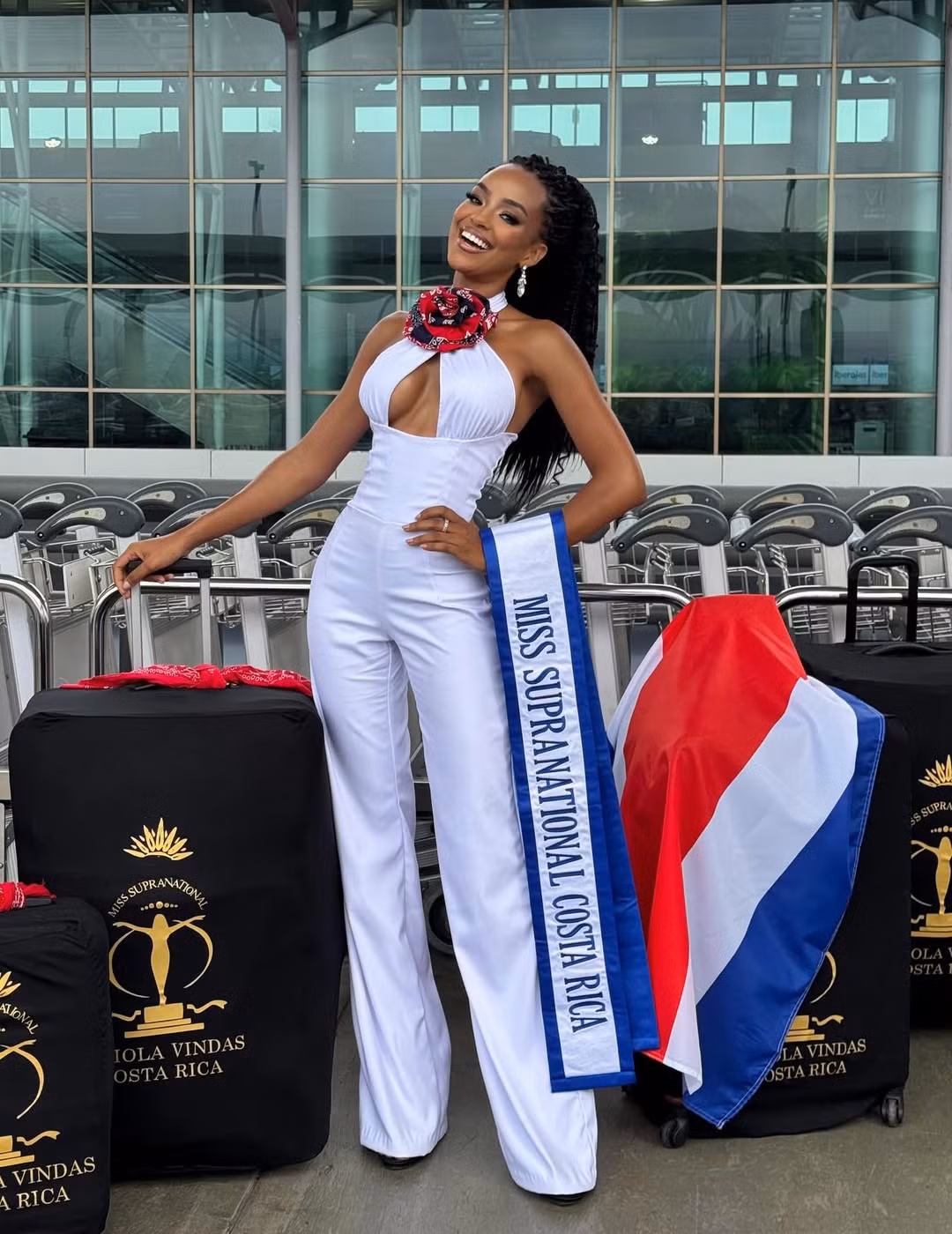 Đại diện Costa Rica - Fabiola Vindas - mặc jumpsuit trắng ở sân bay. Cô là người phụ nữ da đen đầu tiên giành được danh hiệu Señorita Costa Rica. Fabiola làm việc với một tổ chức cung cấp dịch vụ chăm sóc dài hạn về nhà ở cho những người già khuyết tật, những người trẻ tuổi gặp vấn đề về sức khỏe tâm thần và những người vô gia cư.