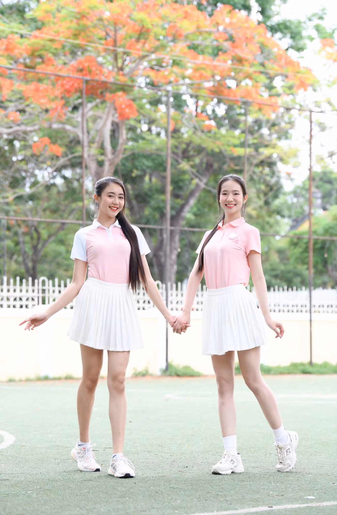 Hai thí sinh Lê Thị Mỹ Dung, Nguyễn Phương Nhi thu hút với vẻ đẹp trong trẻo, ngọt ngào. Mỹ Dung cho biết hành trình tại Hoa hậu Việt Nam 2024 là cột mốc đáng nhớ trong thanh xuân tươi đẹp của cô. Trong khi đó cô gái Huế Nguyễn Phương Nhi cảm thấy tự hào khi được trình diễn trên chính quê hương mình. Cô cũng cảm thấy tiếc nuối khi sắp phải chia tay các thí sinh.