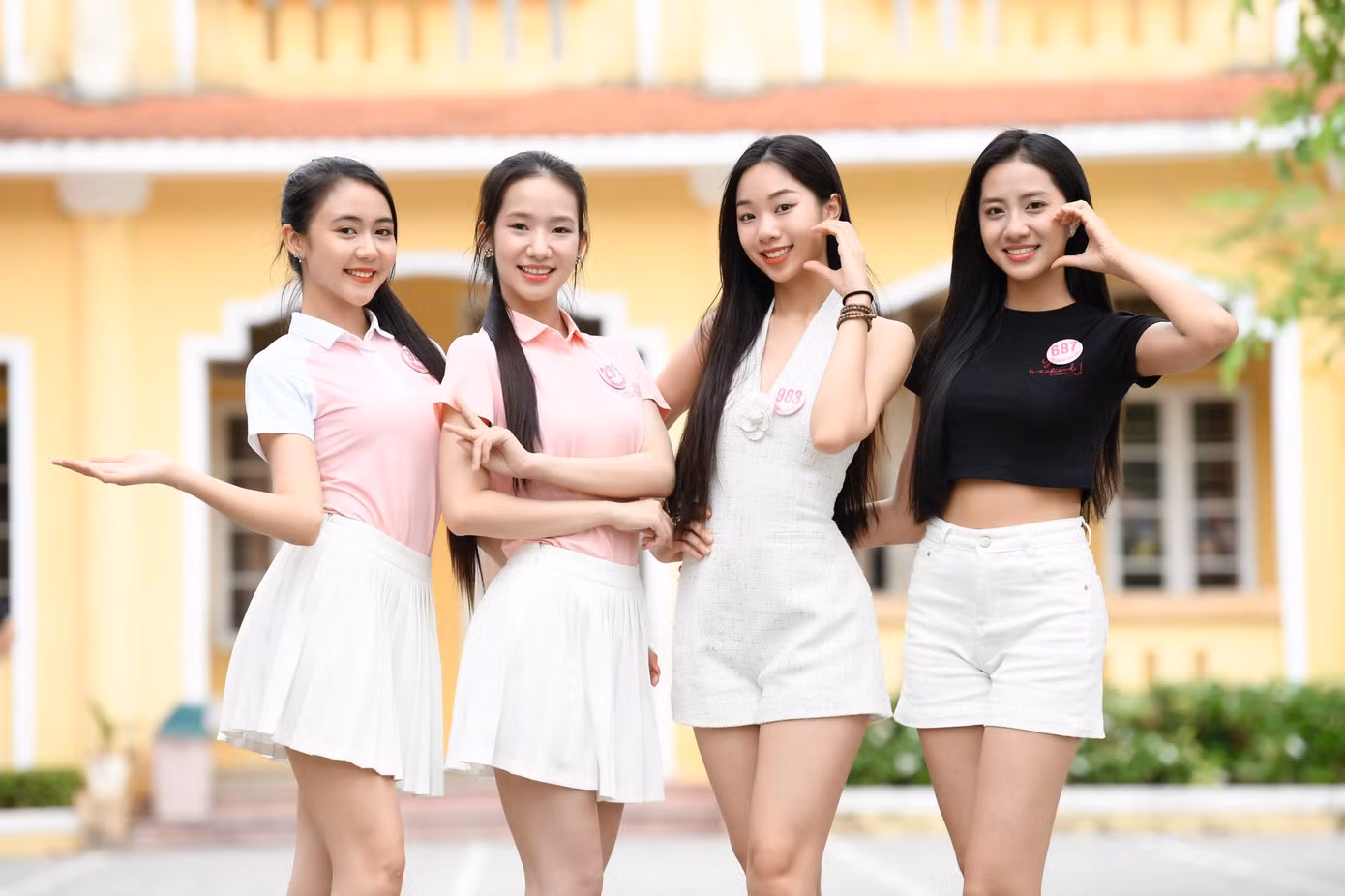 3 ngày trước chung kết, không khí tập luyện của 25 thí sinh Hoa hậu Việt Nam 2024 diễn ra sôi nổi. Các cô gái mặc trang phục năng động, khỏe khoắn cho những buổi tập đồng diễn, vũ đạo, catwalk. Sau hơn một tuần tập trung cho vòng chung kết, họ đã có những trải nghiệm đáng nhớ tại TP Huế.