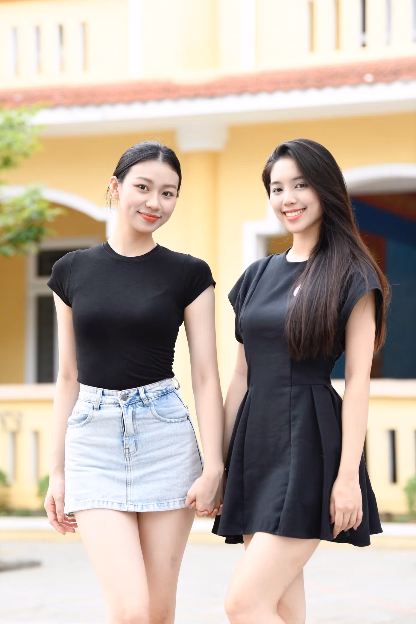 Tại nhà chung, Trần Ngọc Châu Anh và Trần Thị Huyền Cơ là hai người bạn thân. Họ đồng hành cùng nhau trong các hoạt động tập luyện, ngoại khóa ở cuộc thi. "Tôi đang nỗ lực hết sức trong chặng hành trình cuối để Hoa hậu Việt Nam 2024 là cột mốc đáng nhớ nhất trong thanh xuân của mình", Huyền Cơ chia sẻ.