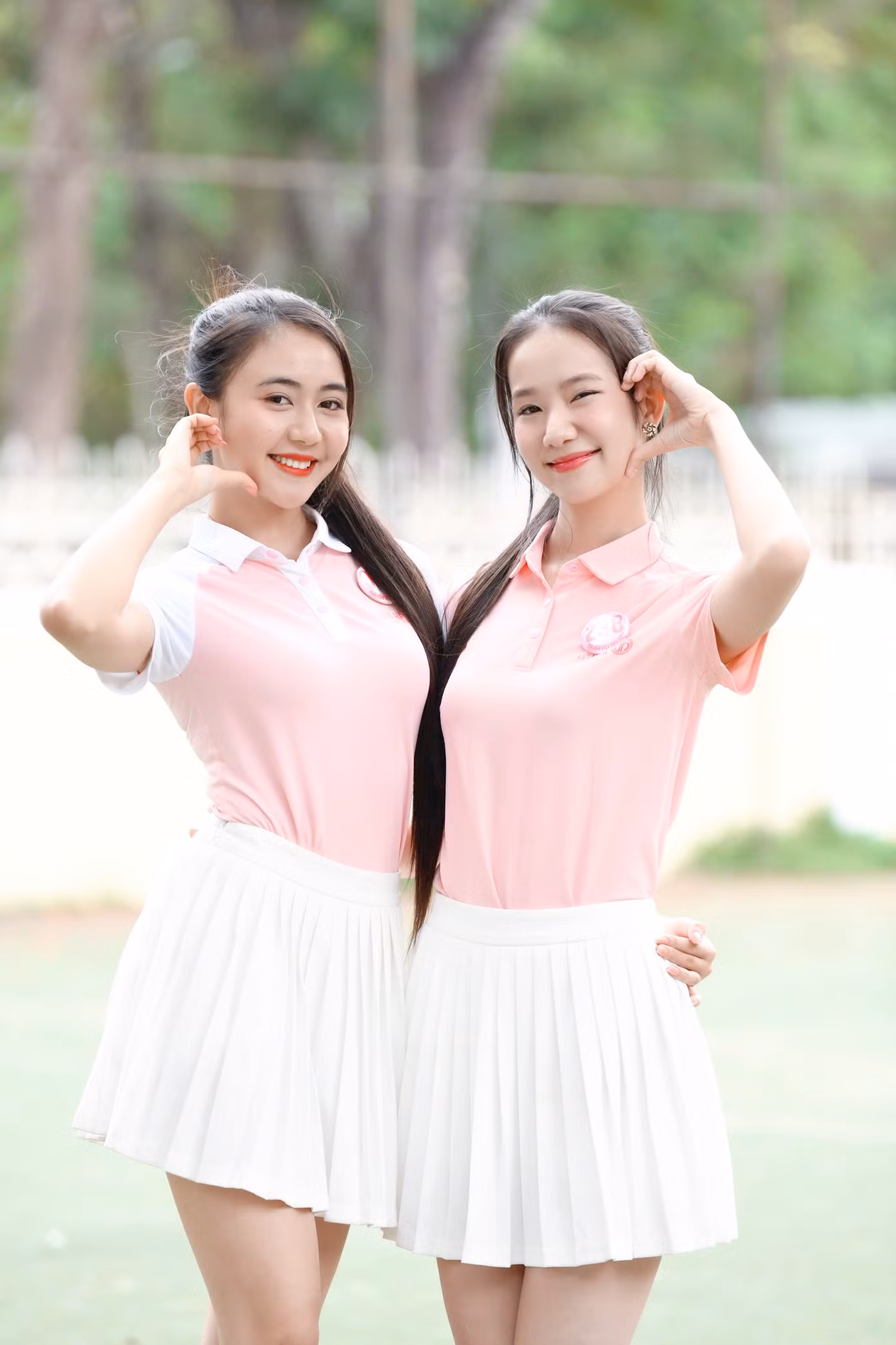 Hai thí sinh Lê Thị Mỹ Dung, Nguyễn Phương Nhi thu hút với vẻ đẹp trong trẻo, ngọt ngào. Mỹ Dung cho biết hành trình tại Hoa hậu Việt Nam 2024 là cột mốc đáng nhớ trong thanh xuân tươi đẹp của cô. Trong khi đó cô gái Huế Nguyễn Phương Nhi cảm thấy tự hào khi được trình diễn trên chính quê hương mình. Cô cũng cảm thấy tiếc nuối khi sắp phải chia tay các thí sinh.