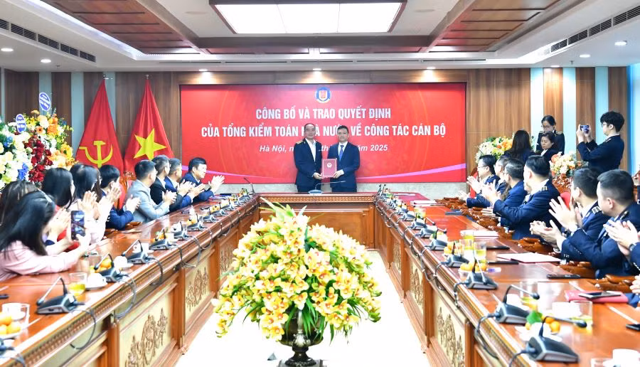 Phó Tổng Kiểm toán nhà nước Bùi Quốc Dũng trao quyết định cho ông Phạm Huy Thông.