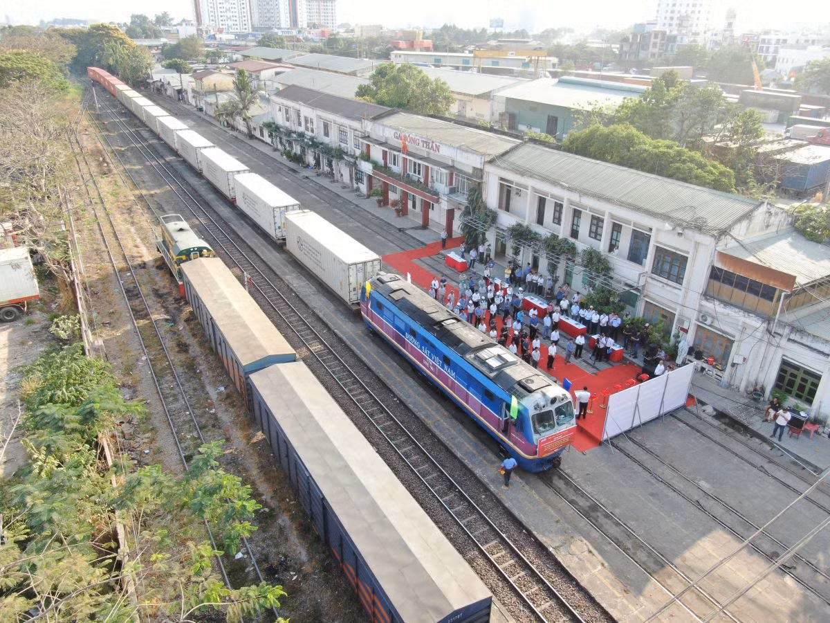 Ưu điểm của tàu liên vận là thủ tục rất nhanh, Hệ thống xử lý dữ liệu tự động (VNACCS-VSIS) phân luồng xanh (miễn kiểm tra chi tiết hồ sơ, miễn kiểm tra thực tế hàng hóa và được thông quan tự động).