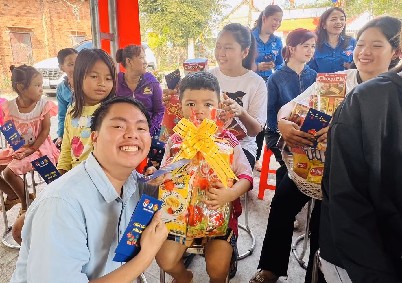 Thanh niên công nhân và trẻ em có hoàn cảnh khó khăn tham dự chương trình Mâm cơm ngày Tết.