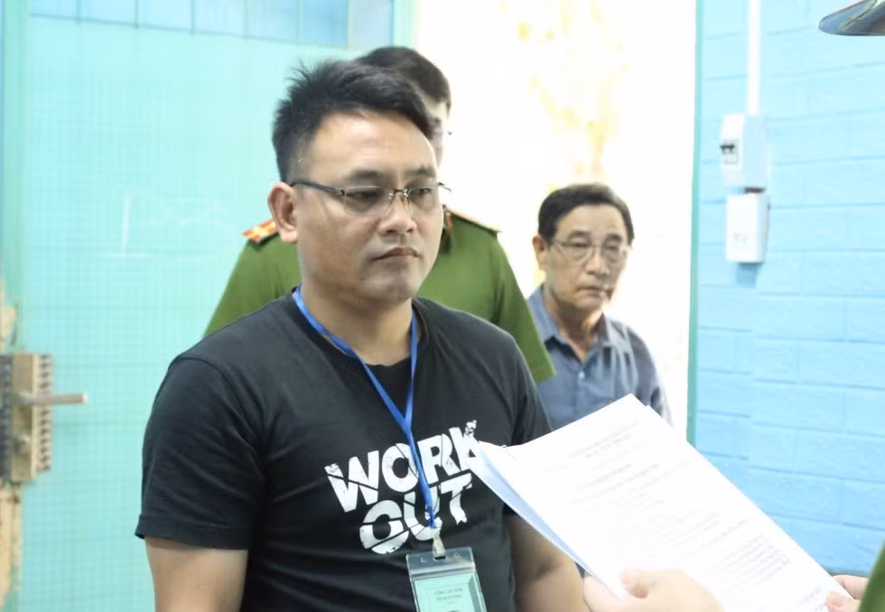 Nguyễn Đức Trung (áo đen) bị bắt giam để điều tra về hành vi "Lừa đảo chiếm đoạt tài sản". Nguyễn Đức Trung (áo đen) bị bắt giam để điều tra về hành vi "Lừa đảo chiếm đoạt tài sản".