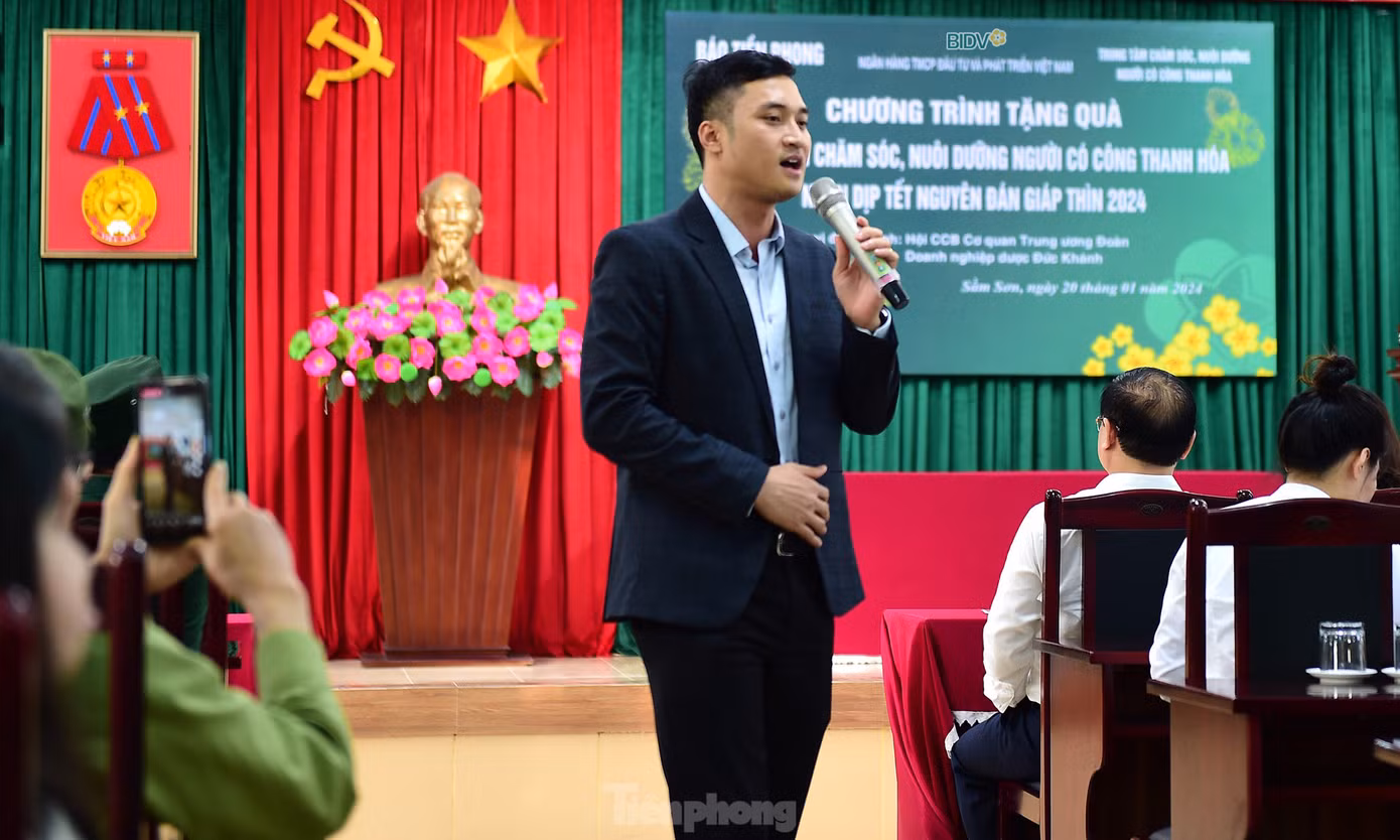 Gần gũi, nghĩa tình và sôi nổi là không khí diễn ra trong chương trình thăm, tặng quà cựu thanh niên xung phong và các thương binh, bệnh binh. Ảnh: Xuân Tùng