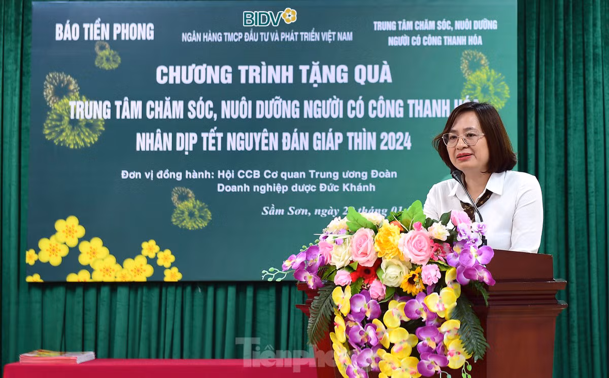 Bà Phạm Thị Thúy Nga phát biểu ý kiến tại chương trình thăm tặng quà người có công. Ảnh: Xuân Tùng