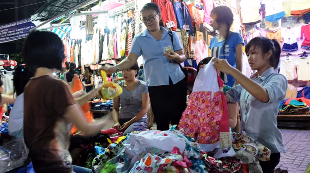 Nhộn nhịp săn hàng sale mùa cuối năm ảnh 3