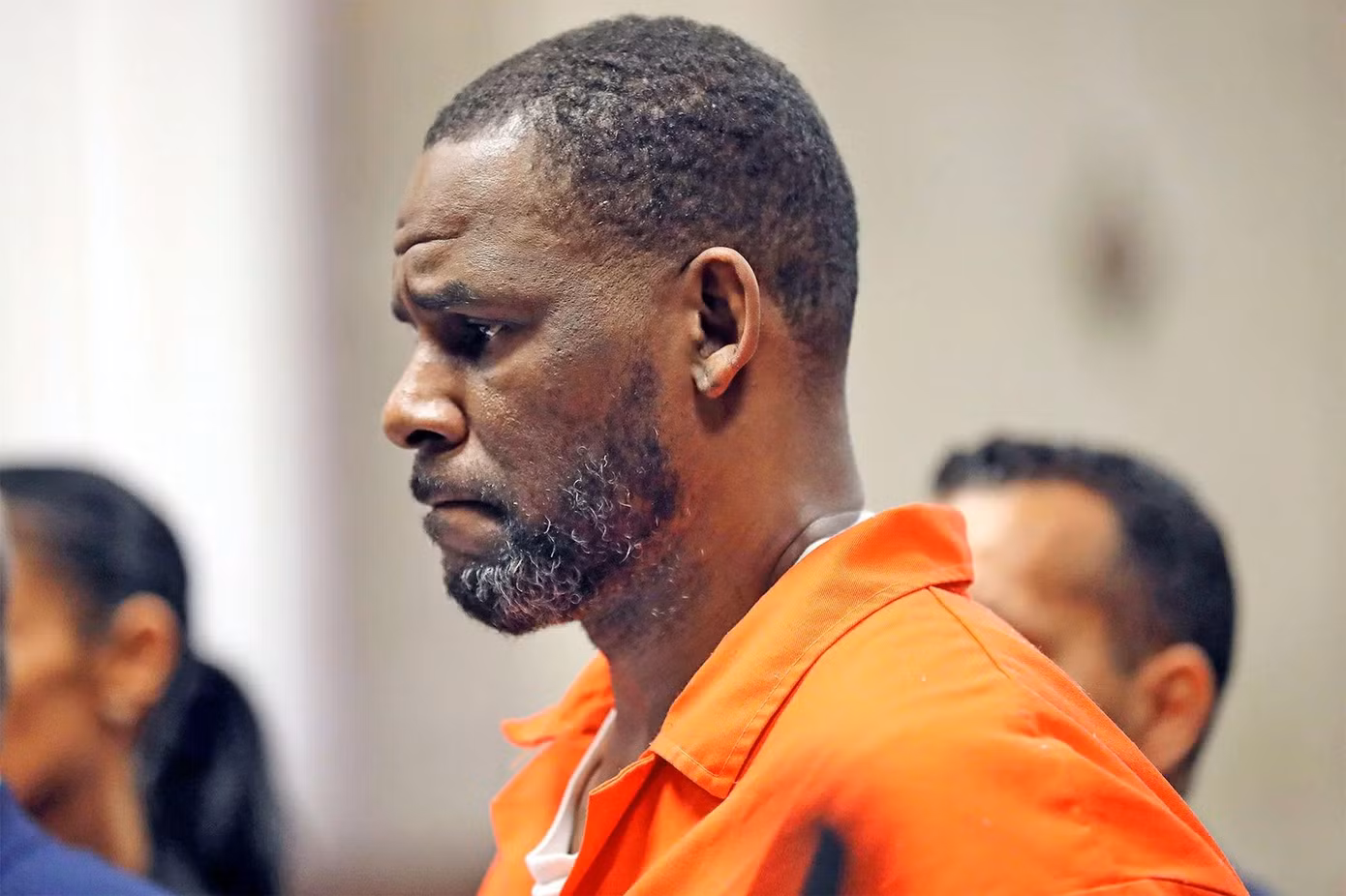 R.Kelly bị kết tội khiêu dâm trẻ em và dụ dỗ trẻ vị thành niên quan hệ tình dục. Ảnh: AP.
