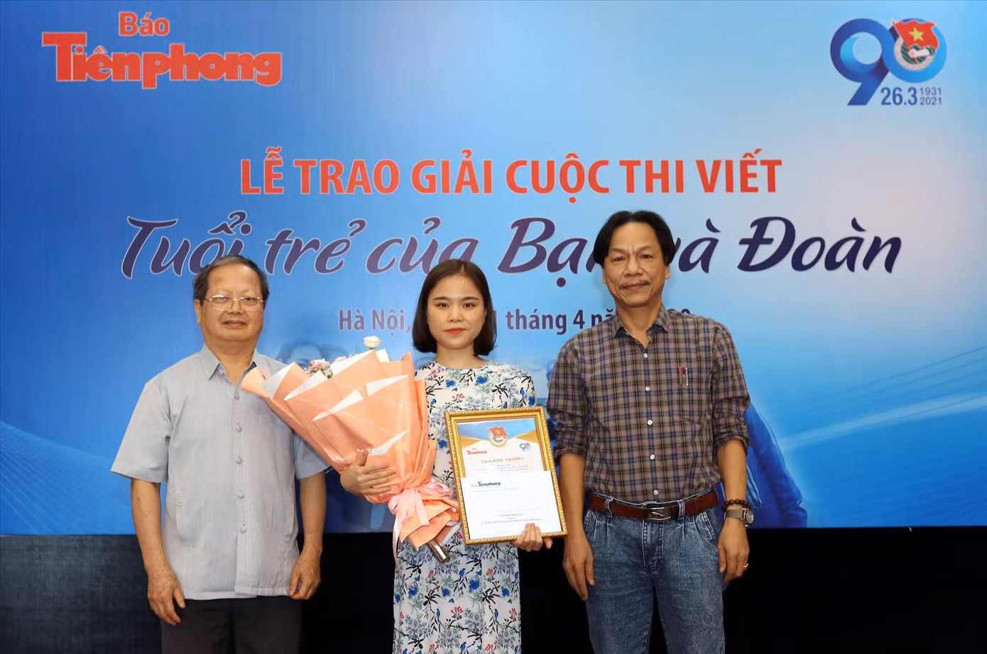 Ông Hà Quang Dự và nhà báo Lê Minh Toản trao giải A cho tác giả Cao Thị Ánh Tuyết. Ảnh: Như Ý