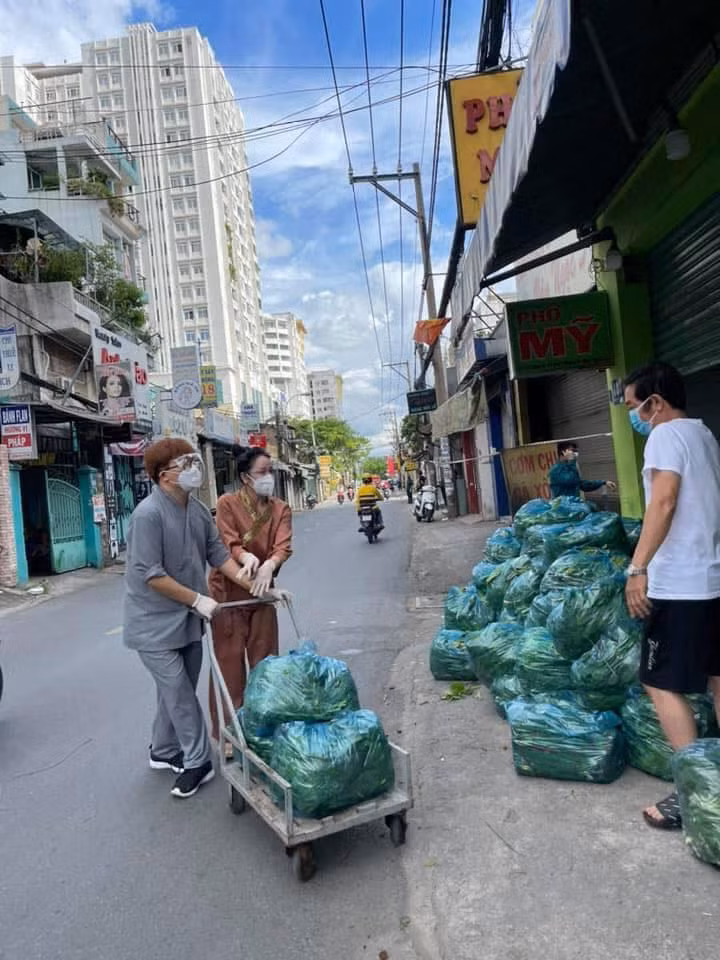 MC Đại Nghĩa và ca sĩ Nhật Kim Anh mang rau và thực phẩm đến tận tay từng gia đình trong khu phong toả