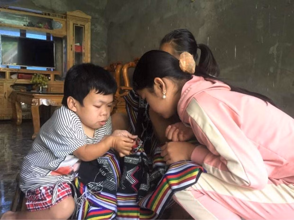 Sầm Thị Giang hướng dẫn các em nhỏ trong vùng thêu váy thổ cẩm