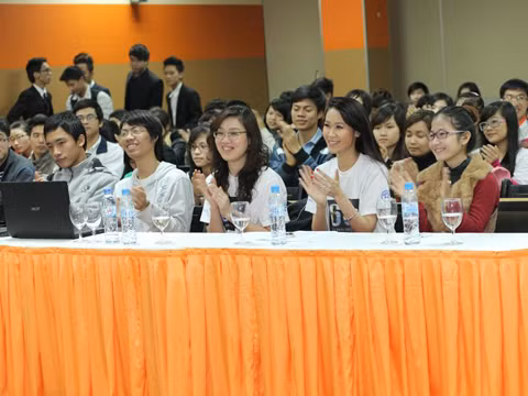 Trong khi Thanh Lam khá cầu kì trong ăn mặc thì Dương Thùy Linh giản dị với chiếc áo phông trắng in hình logo của Giờ trái đất 2012