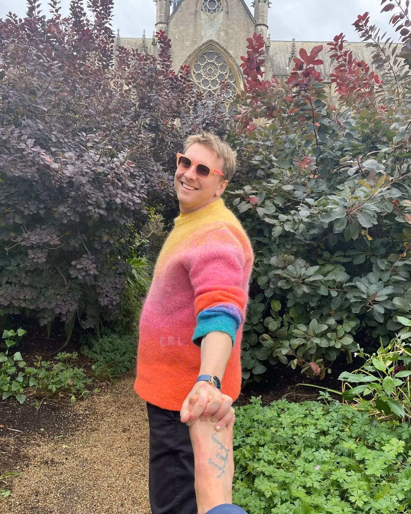 Joe Lycett thách thức Beckham bỏ hợp đồng 12 triệu USD. Ảnh: Instagram.