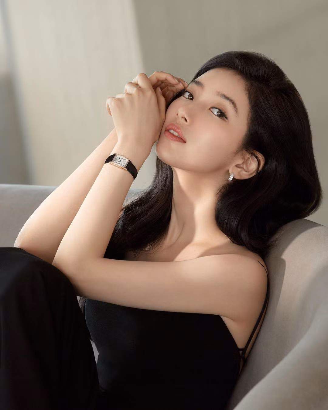 10 năm trôi qua, Suzy ngày càng thăng hạng nhan sắc. Cô trưởng thành và sắc sảo hơn. Sự nghiệp cũng phát triển không ngừng. Năm 2022, Suzy trở lại màn ảnh nhỏ với Anna, được đánh giá cao về diễn xuất. Ảnh: Instagram.