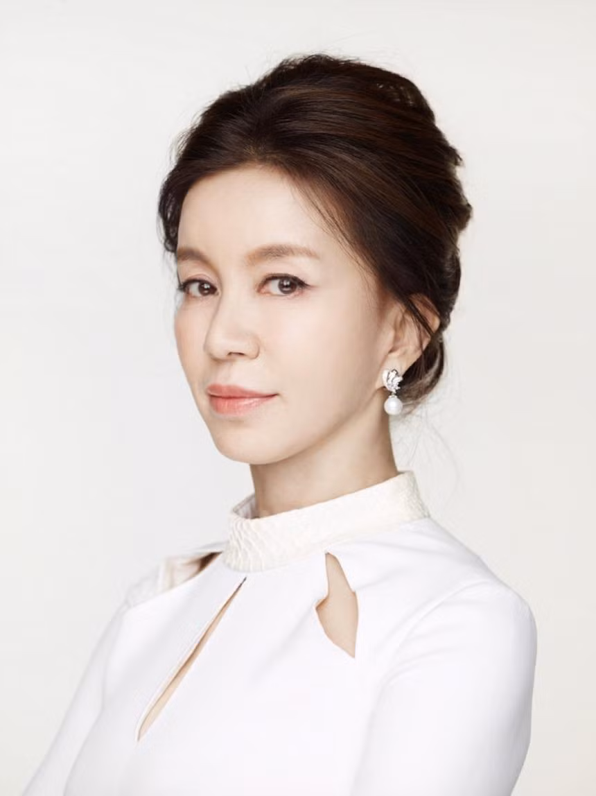Im Ye Jin (SN 1960) bắt đầu sự nghiệp diễn xuất khi mới ở tuổi vị thành niên. Bà bắt đầu nổi tiếng vào những năm 1970 nhờ bộ ba phim Really Really, bao gồm Never Forget Me, I Am Really Sorry và I Really Really Like You. Bà hiện vẫn hoạt động nghệ thuật. Ảnh: AllKpop.