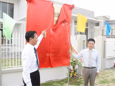 Ông Đào Hồng Tuyển trao biệt thự cho GS Ngô Bảo Châu