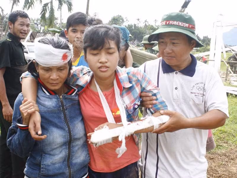 Đưa người bị thương ra khỏi hiện trường