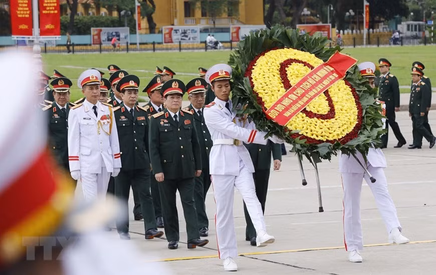 Đoàn đại biểu dự Đại hội Đảng bộ Quân đội vào Lăng viếng Bác ảnh 1