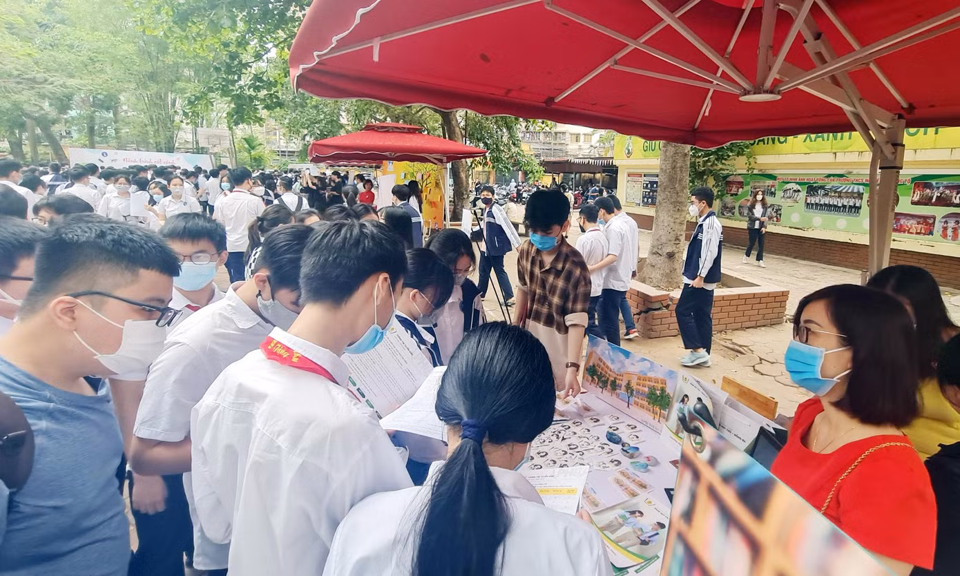 Trao đổi với PV, cô Hoàng Thanh Thủy - Hiệu trưởng trường THCS Nguyễn Trường Tộ cho biết, chương trình "Hành trình cất cánh" nhằm “tiếp lửa”, truyền cảm hứng cho các em học sinh lớp 9 trước khi bước vào kỳ thi tuyển sinh vào lớp 10 THPT. “Các em học sinh lớp 9 năm nay rất thiệt thòi do ảnh hưởng của dịch COVID-19 kéo dài, các em phải học trực tuyến. Đồng thời, lớp 10 năm nay học theo chương trình sách giáo khoa mới làm nhiễu cảm xúc của các em trước khi các em đặt bút vào “đơn xanh” (đơn đăng ký dự tuyển vào lớp 10-PV). Tại sự kiện, PGS. TS Trần Thành Nam - chủ nhiệm Khoa các Khoa học Giáo dục (ĐHGD-ĐHQGHN) chia sẻ nhiều điều thú vị, truyền cảm hứng cho các em học sinh", cô Hoàng Thanh Thủy nói.