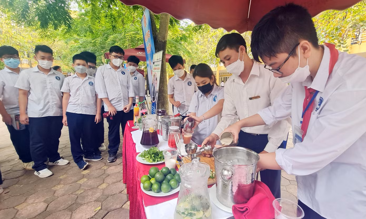 Nhiều em học sinh hào hứng học cách pha chế đồ uống.